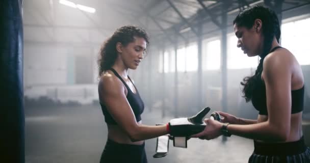 Boxer Sorriso Mulher Feliz Com Treinador Ginásio Para Exercício Após — Vídeo de Stock