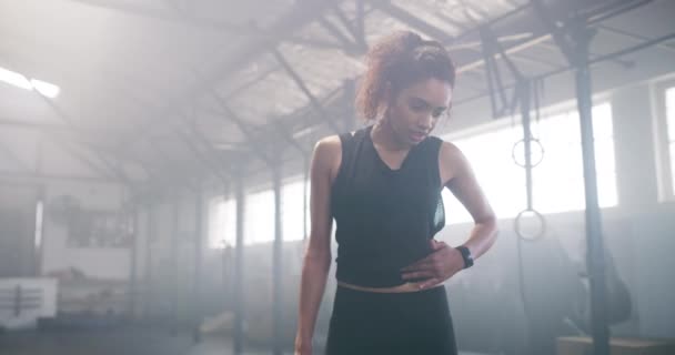 Siłownia Ból Brzucha Lub Kobieta Treningu Fitness Lub Ćwiczenia Studio — Wideo stockowe