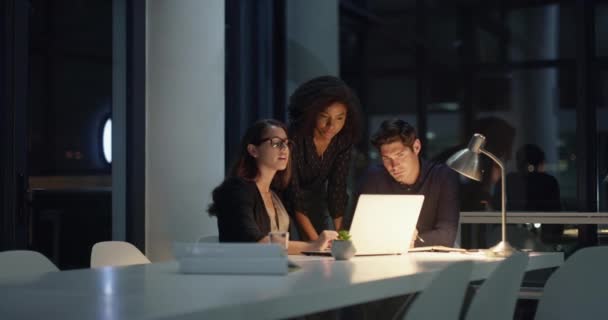 Laptop Pesquisa Noturna Colaboração Pessoas Negócios Cooperação Trabalho Equipe História — Vídeo de Stock
