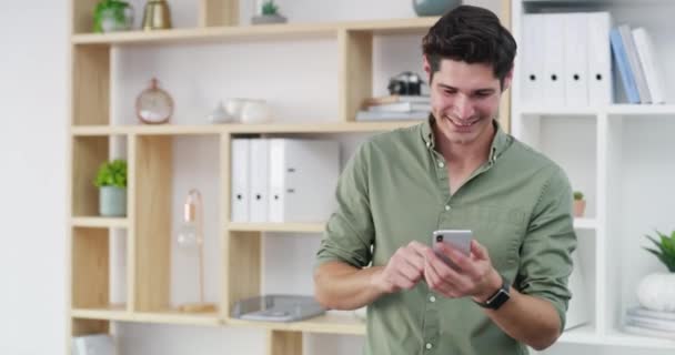 Телефон Офисная Уверенность Счастливый Человек Чтение Проверка Поиск Интернете Мобильное — стоковое видео