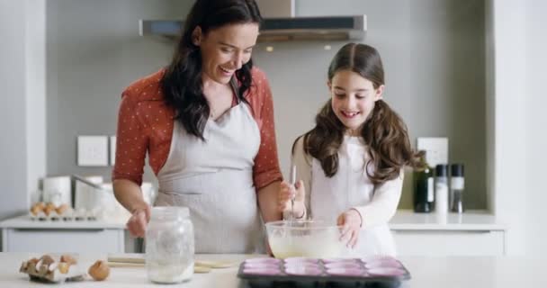 Bağ Kurmak Mutfak Anne Çocuğuyla Parti Kutlama Tatlı Çörekleri Için — Stok video