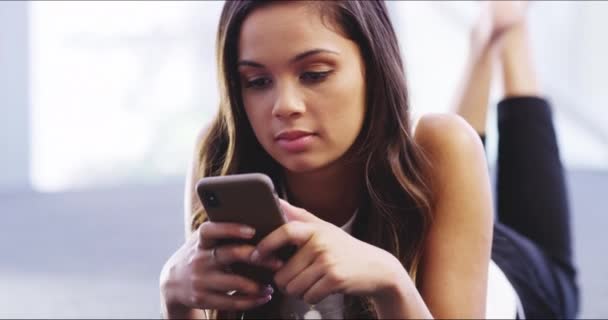 Телефон Расслабиться Женщина Кровати Печатают Текстовые Сообщения Чаты Читать Сообщения — стоковое видео
