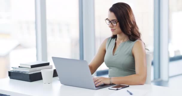 Офісний Ноутбук Щастя Жінка Закінчуються Дослідженнями Розкладом Бізнесу Посмішкою Успіху — стокове відео