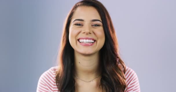 Yüz Gülümseme Grey Stüdyoları Nın Arka Planına Karşı Olumlu Bir — Stok video