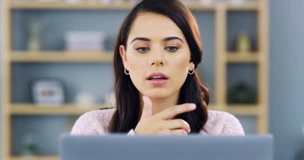 Laptop Denken Und Gesicht Der Frau Die Blogartikel Online Geschichten — Stockvideo