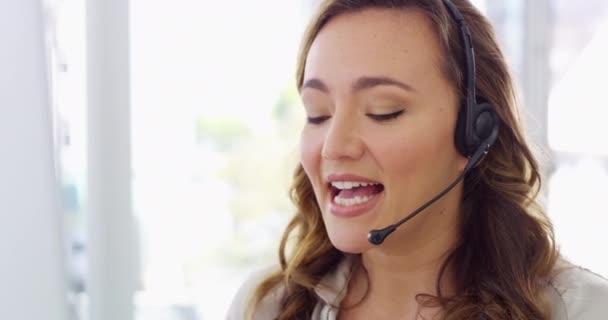 Kadın Çağrı Merkezi Müşteri Hizmetleri Bilgisayarda Yüz Yüze Görüşmek Modern — Stok video