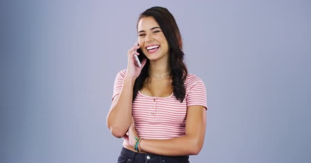 Телефонная Связь Счастье Студийная Женщина Говорят Чат Сплетни Социальный Мобильный — стоковое видео