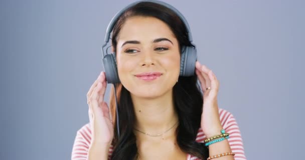 Musique Écouteurs Visage Femme Heureuse Studio Avec Podcast Piste Bonne — Video
