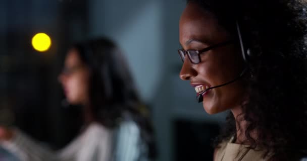 コールセンター カスタマーサポート 夜間の会話 オフィスでの連絡を支援します Crmサービス コンサルティング テレマーケティングのためのコミュニケーション ネットワーキング 女性コンサルタント — ストック動画
