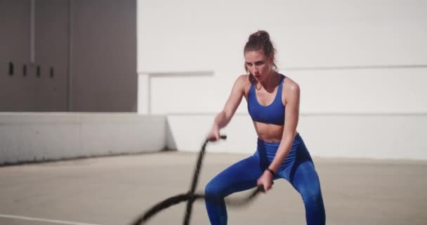 Wellness Oefening Vrouw Met Touw Training Fitness Met Uithoudingsvermogen Spieren — Stockvideo