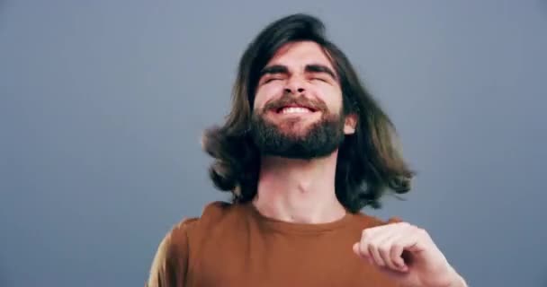 Stüdyoda Şarkı Söyleyen Adamın Gri Arka Planda Dans Yüzü Mutluluğu — Stok video