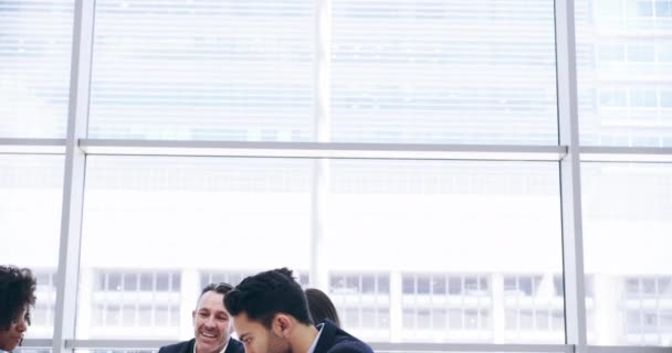 Ділові Люди Команда Сміх Зустрічі Лідером Корпоративних Обговорень Планування Групових — стокове відео