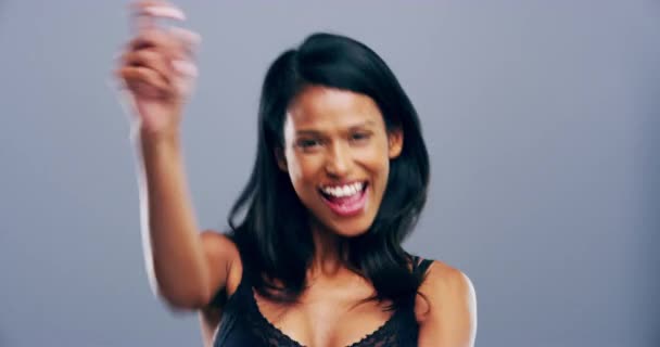 Забавні Танці Обличчя Жінки Вказують Студію Ізольовані Сірому Фоні Танці — стокове відео