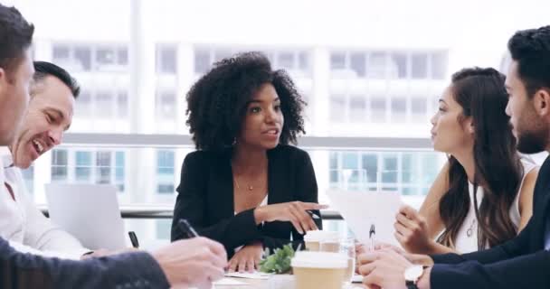 商界人士 女性和经理与团队一起讨论 会面和讨论公司计划 行政合作 员工和办公室谈话 公司和集思广益研讨会 — 图库视频影像