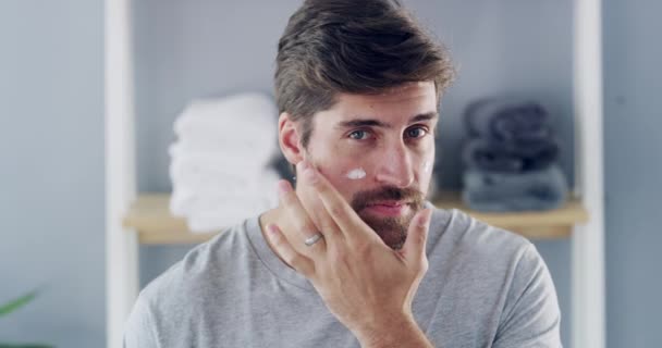Gesichtscreme Hautpflege Und Mann Badezimmer Für Schönheits Kosmetik Und Behandlungsanwendungen — Stockvideo