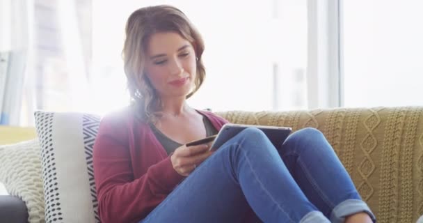 Aplicación Móvil Tableta Tarjeta Crédito Mujer Emocionada Sofá Éxito Con — Vídeo de stock