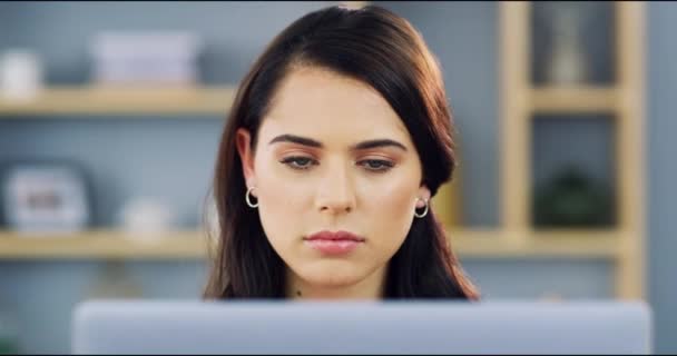 Laptop Biurowy Twarz Niespodzianka Szczęśliwa Kobieta Czytanie Danych Raportu Projekt — Wideo stockowe