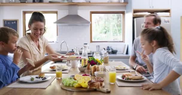 Rodzina Jedząc Śniadanie Jedzenie Odżywianie Zrelaksować Się Kuchni Szczęśliwymi Ludźmi — Wideo stockowe