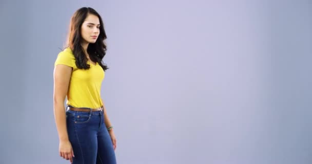 Rahasia Wajah Dan Jari Bibir Wanita Studio Dengan Gosip Rumor — Stok Video