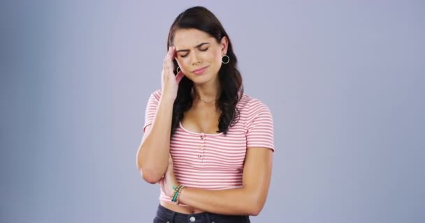 Sakit Kepala Stres Dan Wajah Wanita Studio Dengan Lengan Disilangkan — Stok Video