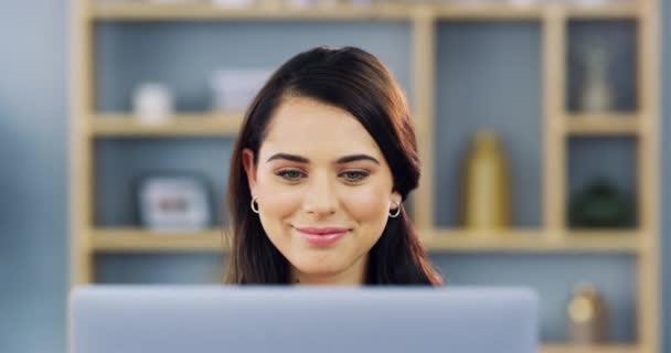 Laptop Ansikte Och Glad Affärskvinna Granska Online Rapport Data Forskningsprojekt — Stockvideo