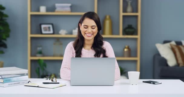 Laptop Boldog Szabadúszó Befejezni Blog Cikk Online Történet Vagy Szociális — Stock videók