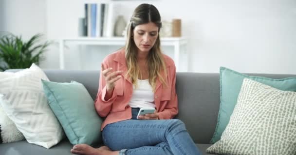Menghitung Wanita Dan Telepon Sofa Ruang Tamu Rumah Dengan Berpikir — Stok Video