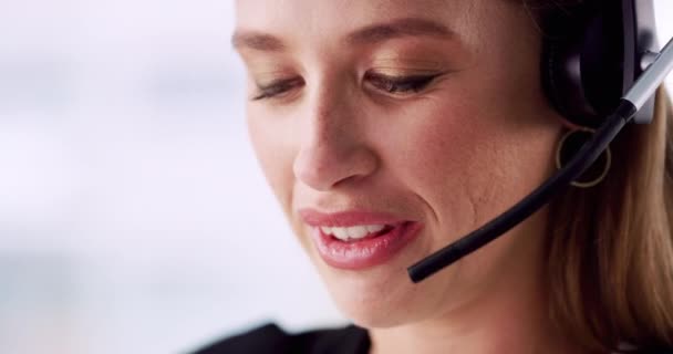 呼叫中心 面部和快乐的女人谈论客户服务 电话营销和Crm咨询 为女特工提供服务 通信和话筒 以便与我们联系 提供服务台和技术支持 — 图库视频影像