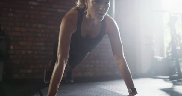 Fitness Şınav Spor Salonundaki Kız Dayanıklılık Güçlü Kollar Için Vücut — Stok video