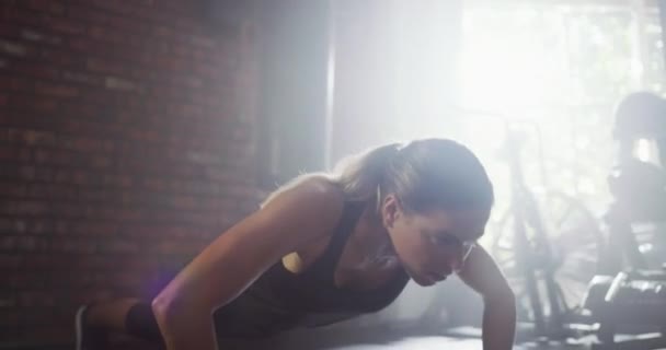 Fitness Push Eller Kvinna Gym Träning Eller Träning Ett Body — Stockvideo