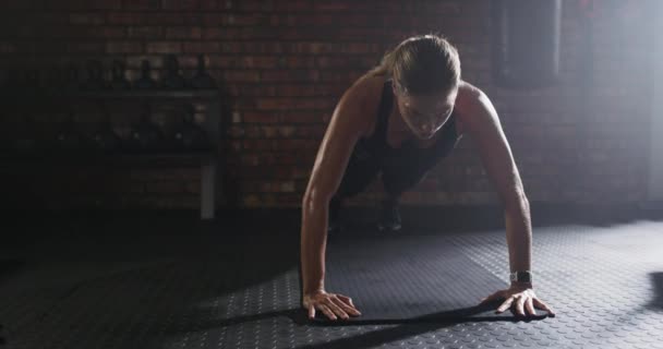 Γυμναστική Push Ισχυρή Γυναίκα Στην Προπόνηση Γυμναστήριο Την Άσκηση Στο — Αρχείο Βίντεο