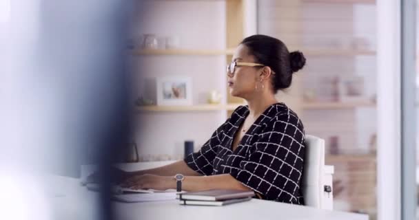 オフィスで企業プロジェクトを入力するコンピュータ 集中力とビジネス女性 テクノロジー 深刻でプロフェッショナルな女性金融アナリストは 職場でデスクトップに関する研究を行っています — ストック動画