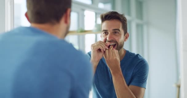 Reflexión Hombre Baño Con Hilo Dental Rutina Matutina Limpieza Dientes — Vídeos de Stock