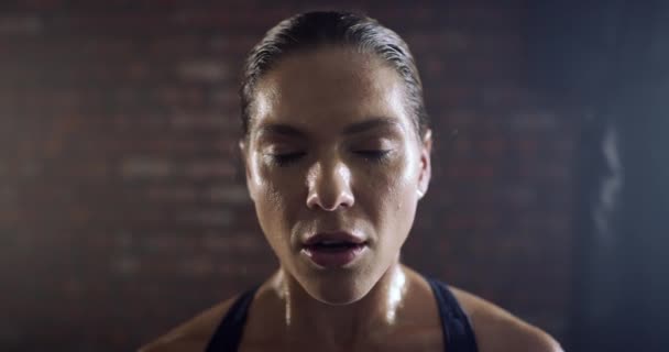 Zmęczony Oddychający Lub Twarz Dziewczyny Siłowni Treningu Siłowego Dla Wellness — Wideo stockowe