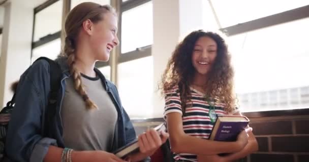Средняя Школа Друзья Ученики Идущие Вместе Коридору Пообщаться Пообщаться Счастливые — стоковое видео