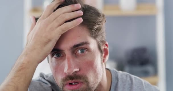 Căderea Părului Stresul Fața Omului Baie Probleme Eșec Criză Chelie — Videoclip de stoc