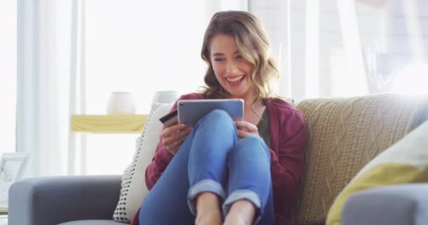Mulher Sofá Com Tablet Cartão Crédito Rindo Promoção Mídia Social — Vídeo de Stock