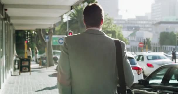 Atrás Caminando Hombre Negocios Una Ciudad Por Mañana Viajes Desplazamientos — Vídeos de Stock