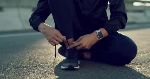 Город Бегун Руки Связывают Обувь Начала Тренировки Спортивных Упражнений Фитнес — стоковое видео