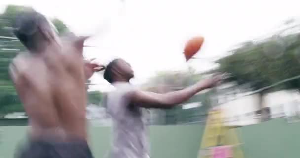Muži Skupina Basketbal Venkovní Hřišti Akcí Výkon Plácnutí Pro Soutěž — Stock video