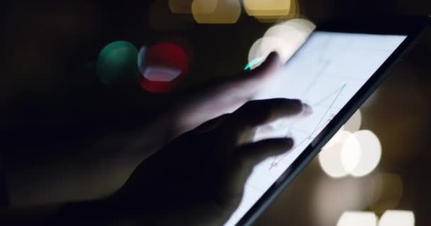 Tablet Mockup Mãos Com Tela Cidade Closeup Noite Para Mídias — Vídeo de Stock