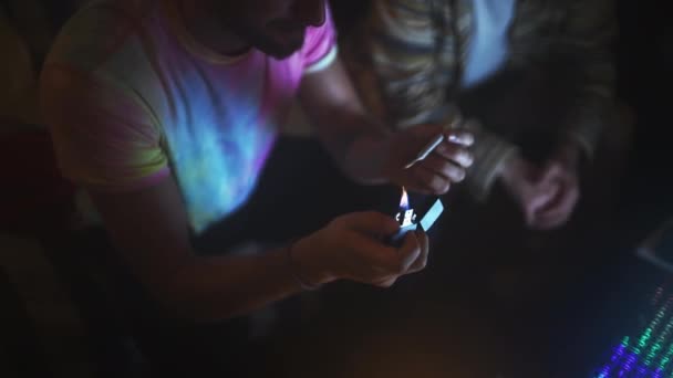 Мужчины Курение Марихуана Сустав Отдыха Доме Наркотики Марихуана Друзьями Гостиной — стоковое видео
