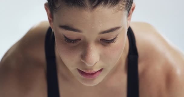 运动和俯卧撑与一个年轻女子在工作室的白色背景下进行健康锻炼 加上一位自信的运动员在体育馆里锻炼肌肉特写 — 图库视频影像