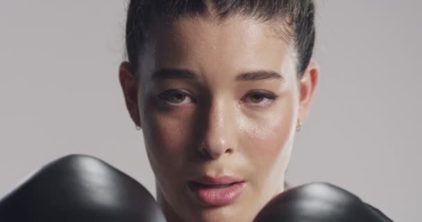 Boxe Mãos Rosto Mulher Com Luvas Estúdio Para Poder Fitness — Vídeo de Stock