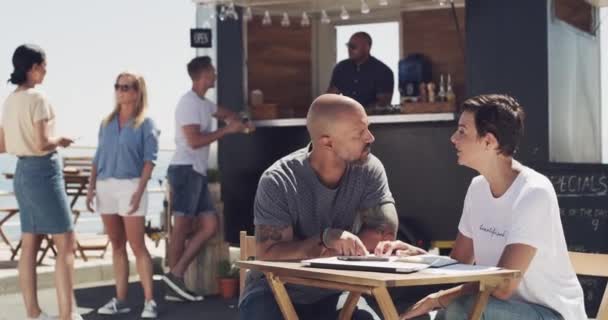 员工握手 餐车成功 团队合作或合伙创业 投资或销售 企业家 男人和女人在海滩和咖啡馆握手或达成协议 — 图库视频影像