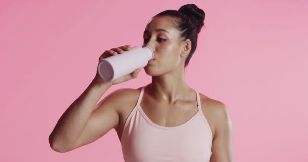 Fitness Mulher Água Potável Estúdio Para Bem Estar Saúde Descanso — Vídeo de Stock