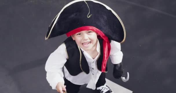 Фас Пират Мальчик Костюмом Взволнованный Прыгающий Счастья Наряд Хэллоуин Веселье — стоковое видео