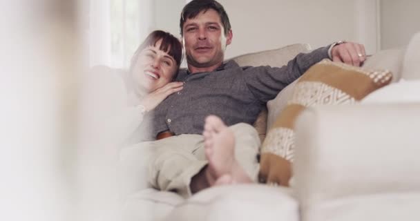 Couple Canapé Détente Maison Conversation Embrasser Tout Streaming Film Série — Video