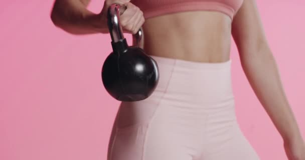 Viso Kettlebell Donna Con Fitness Esercizio Modella Sfondo Rosa Studio — Video Stock
