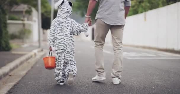Halloween Truco Trato Con Niño Padre Caminando Por Calle Tomados — Vídeos de Stock